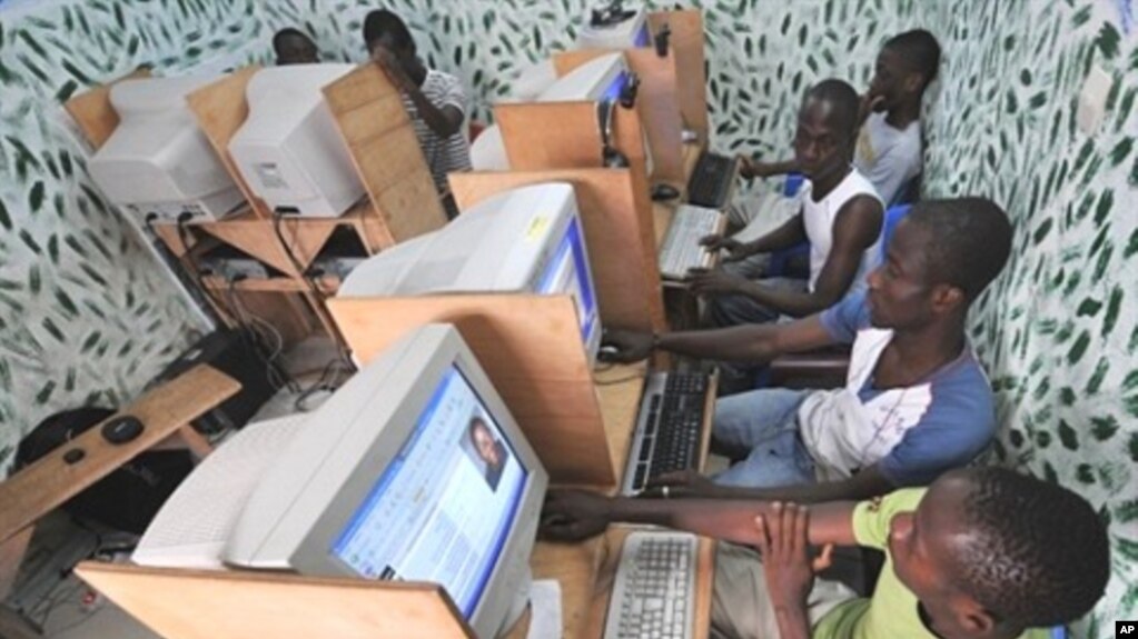 Jeunes Ivoiriens dans un cyber café d' Abidjan. (archives)