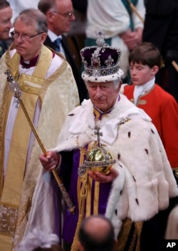 El rey Carlos III con la Corona del Estado Imperial y el Orbe y el Cetro de Soberano después de su ceremonia de coronación, en la Abadía de Westminster, en Londres, el sábado 6 de mayo de 2023. (Phil Noble/ vía AP)