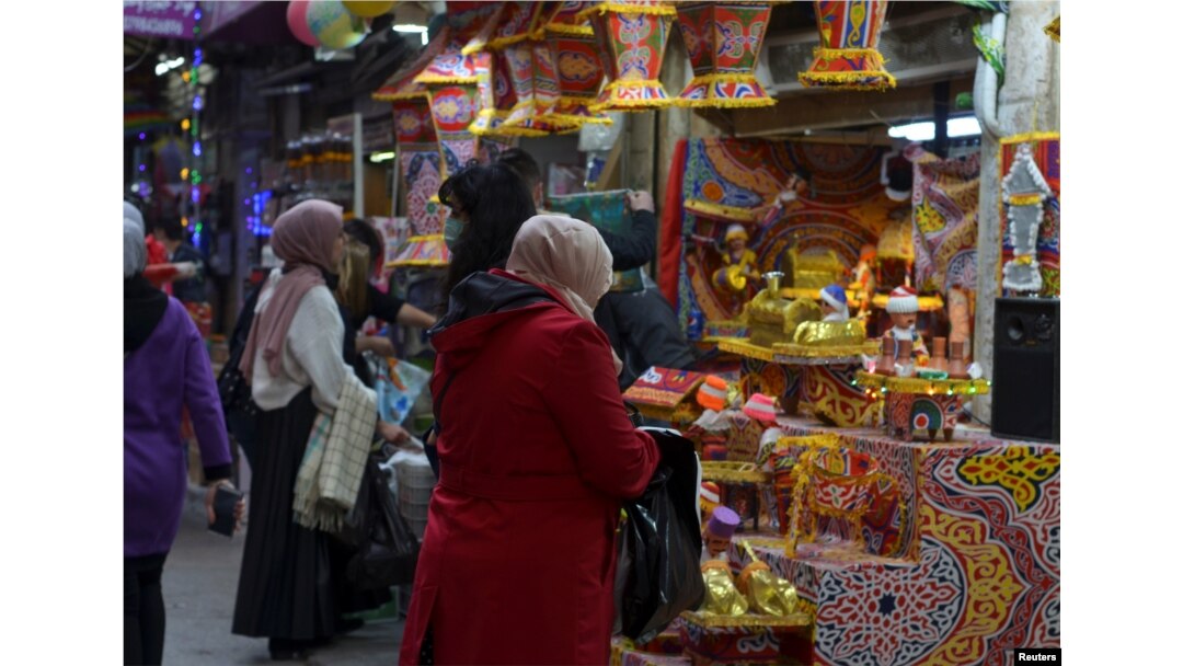 Orang-orang berbelanja dekorasi Ramadan di tengah pandemi COVID-19 di Amman, Yordania, 12 April 2021. (REUTERS/Muath Freij)