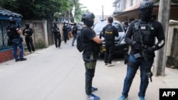 Polisi antiteror "Densus-88" saat melakukan operasi penggerebekan terhadap tersangka teroris di Tangerang, Jawa Barat (foto: ilustrasi). 