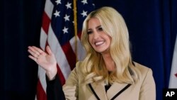 Ivanka Trump menyapa para pendukung Donald Trump dalam kampanye di Des Moines, Iowa, pada 2 November 2020. (Foto: AP/Charlies Neibergall) 