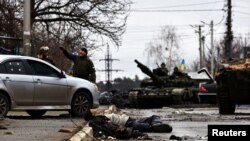 El cuerpo de un civil, que según los residentes fue asesinado por soldados del ejército ruso, yace en la calle en medio de la invasión rusa de Ucrania, en Bucha, en la región de Kiev, Ucrania, el 3 de abril de 2022.