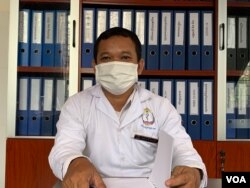 លោក ប៊ី បេងស៊ អនុប្រធាន​មន្ទីរពេទ្យ​បង្អែក​រកា​ផ្តល់​សម្ភាសន៍ក្នុង​មន្ទីរពេទ្យ​ស្ថិតក្នុង​ភូមិ​រកា ឃុំរកា ស្រុក​សង្កែ ខេត្ត​បាត់​ដំបង នៅ​ថ្ងៃទី២៨ ខែ​មីនា ឆ្នាំ​២០២២។