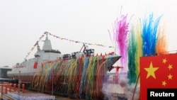 资料照：2017年6月28日，中国国内制造的1万吨级驱逐舰在上海江南造船厂举行下水仪式。