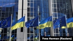 벨기에 브뤼셀 유럽의회 건물 밖에서 유럽연합 깃발과 우크라이나 국기가 게양돼있다. 