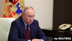 Rais wa Russia Vladmir Putin katika mojawapo ya vikao na maafisa wa serikali yake. PICHA: REUTERS