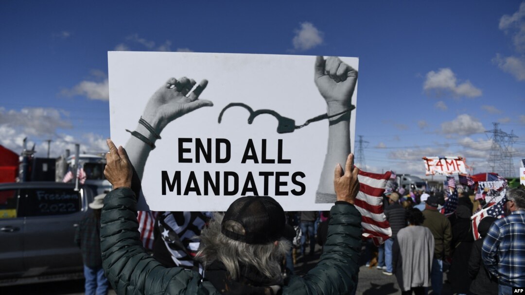 Sejumlah warga berkumpul di Adelanto, California, untuk memprotes pemberlakuan mandat vaksin COVID-19 dalam sebuah aksi pada 23 Februari 2022. (Foto: AFP/Patrick T. Fallon)