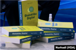 Buku Dialetika Digital karya anggota Dewan Pers Agus Sudibyo. (Foto: VOA/Nurhadi)