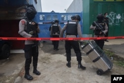 Densus 88 Antiteror Polri melakukan penggerebekan di sebuah rumah di Cikarang, Jawa Barat pada 29 Maret 2021. (Foto: REZAS/AFP)