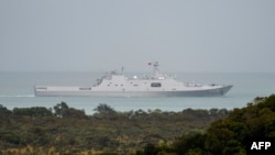 ARCHIVO - Un buque de transporte anfibio del Ejército Popular de Liberación de China y la Marina transita por el Estrecho de Torres en el norte de Australia, en esta foto tomada el 18 de febrero de 2022. 