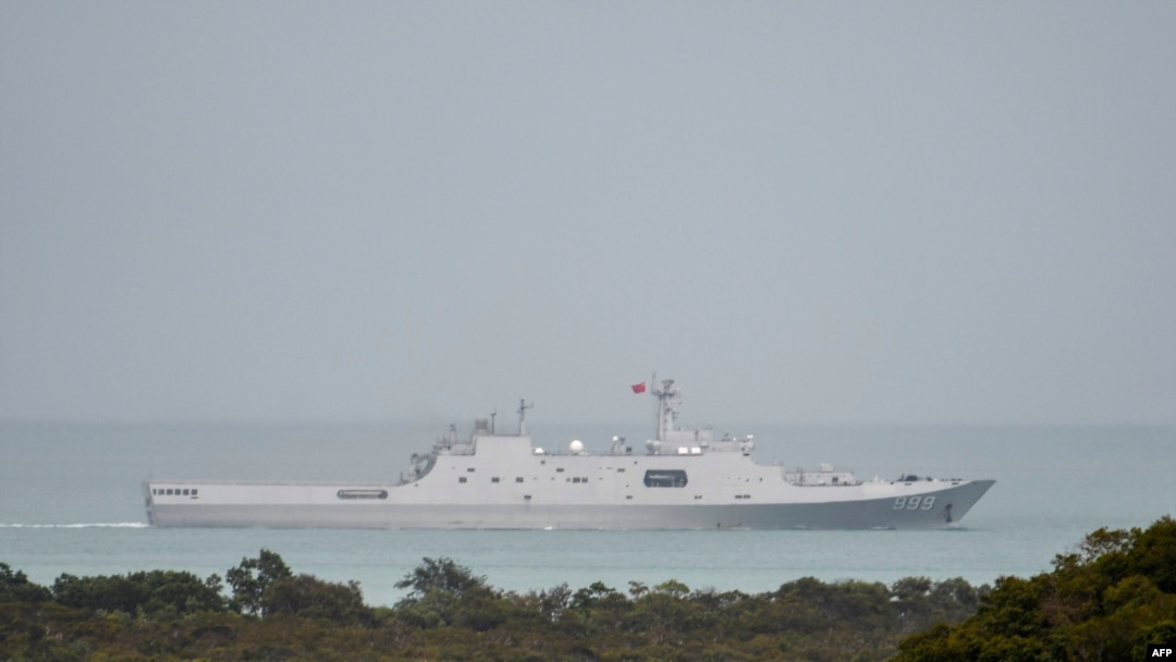 2022年2月18日，分析人士說，隨著中國這個軍事強國擴建一個關鍵的造船廠，加強協調，並尋求與一個南太平洋盟友達成安全協議，中國海軍在2050年之前將一直得到加強。中國人民解放軍海軍的一艘兩棲運輸船通過澳大利亞托雷斯海峽。（法新社/澳大利亞國防軍提供）