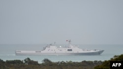 资料照：2022年2月18日，中国人民解放军海军的一艘两栖运输船通过澳大利亚托雷斯海峡。（法新社/澳大利亚国防军提供）