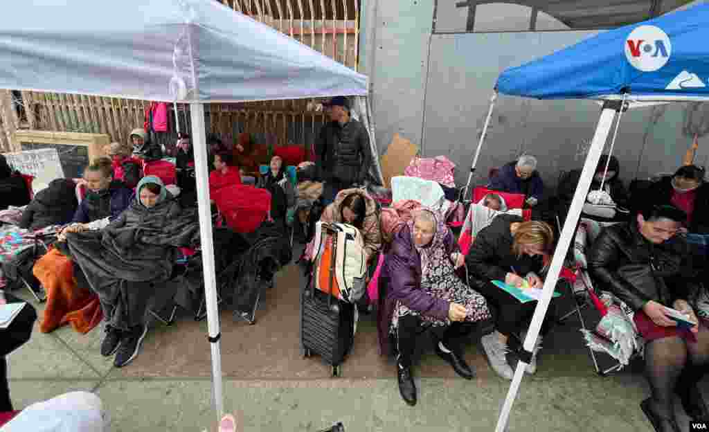 Las carpas de campaña ocupan una estación del autobús municipal de Tijuana. Allí pasan diariamente la noche unas 800 personas, según indican las autoridades locales.