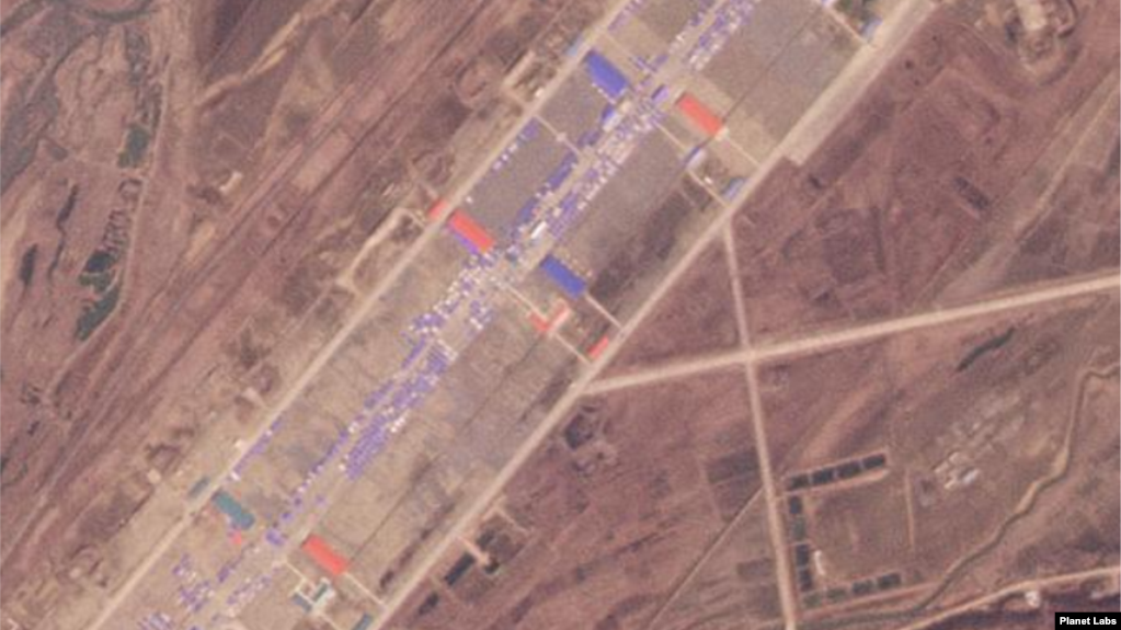 지난 3일 촬영된 위성사진을 통해 북한 의주 비행장 활주로 곳곳에 화물들이 가득하다는 사실을 알 수 있다. 자료=Planet Labs