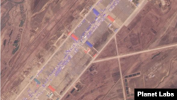 지난 3일 촬영된 위성사진을 통해 북한 의주 비행장 활주로 곳곳에 화물들이 가득하다는 사실을 알 수 있다. 자료=Planet Labs