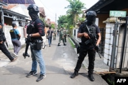 ilustrasi - Polisi anti-teror "Densus 88" melakukan penggerebekan di Tangerang pada 16 Mei 2018, menyusul serentetan serangan teror baru-baru ini di Indonesia. ( DEMY SANJAYA / AFP)