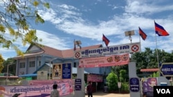 ពលរដ្ឋ​កំពុង​ធ្វើ​ដំណើរ​ទៅមន្ទីរពេទ្យ​បង្អែក​រកា​ ​ស្ថិត​ក្នុង​ភូមិ​រកា ឃុំរកា ស្រុក​សង្កែ ខេត្ត​បាត់​ដំបង នៅ​ថ្ងៃទី២៨ ខែ​មីនា ឆ្នាំ​២០២២។ (កាន់ វិច្ឆិកា/វីអូអេ)