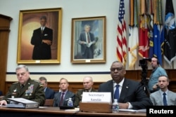 로이드 오스틴(앞줄 오른쪽) 미 국방장관과 마크 밀리(앞줄 왼쪽) 합참의장이 5일 하원 군사위원회 2023 회계연도 국방예산 청문회에서 증언하고 있다.