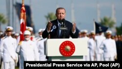 Presiden Turki Recep Tayyip Erdogan memberikan kata sambutan dalam upacara wisudah akademi militer di Istanbul, Turki, 31 Agustus 2019.