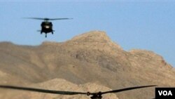 Dua buah helikopter NATO jenis 'Chinook' terbang di atas Afghanistan. Tembakan helikopter NATO di provinsi Helmand diduga mengenai sebuah mobil sipil, Jumat (25/3).