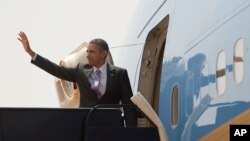 Presiden Obama melambaikan tangannya di tangga pesawat Kepresidenan AS di Bandara Internasional "King Khalid" di Riyadh, Arab Saudi sebelum bertolak kembali ke Amerika (29/3).