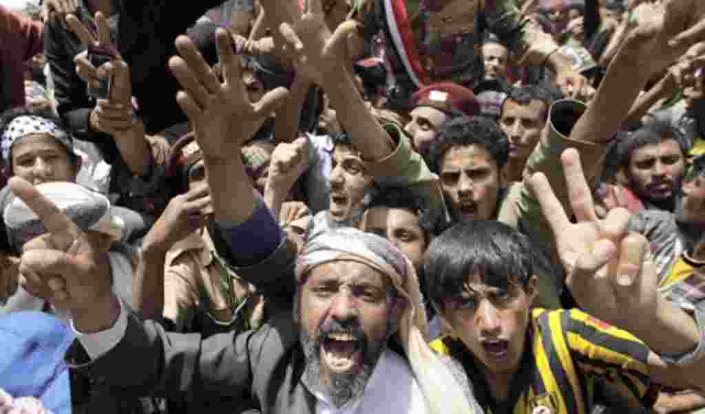 Anti-government protesters shout slogans during a rally to demand the ouster of Yemen's President Ali Abdullah Saleh outside Sana'a University, April 1, 2011