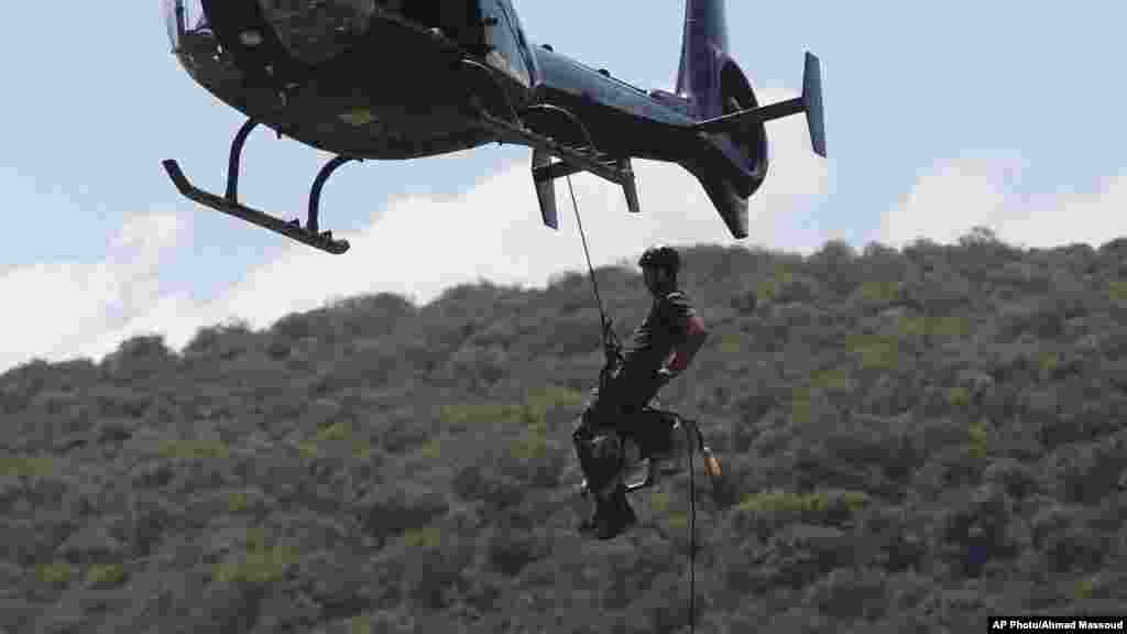 Un hélicoptère de patrouille lors d&#39;exercice de lutte le braconnage de rhinocéros blanc en Afrique du Sud.