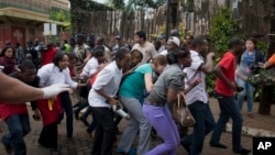 Thường dân đổ xô chạy khỏi Trung tâm thương mại Westgate ở Nairobi, ngày 21/9/2013.