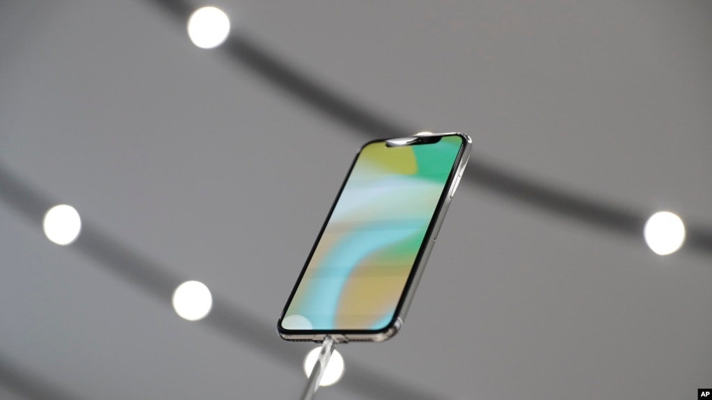El iPhone X se muestra en la sala de exposición el martes, 12 de septiembre de 2017 en California