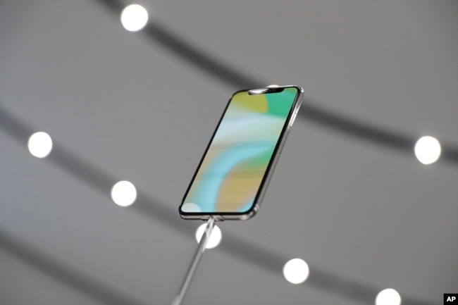 El nuevo iPhone X es mostrado en la sala de exhibición del nuevo Teatro Steve Jobs de Apple en Cupertino, California. Sept. 12, 2017.