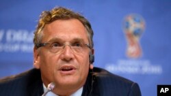 អគ្គលេខាធិការ​ FIFA លោក​ Jerome Valcke ថ្លែង​ក្នុង​សន្និសីទ​សារព័ត៌មាន​នៅ​ទីក្រុង ​St. Petersburg ប្រទេស​រុស្ស៊ី​ ថាការ​ស៊ើបអង្កេត​នាពេល​បច្ចុប្បន្ននេះ​ទៅ​លើ​សហព័ន្ធ​បាល់ទាត់ពិភពលោក​ FIFA មិន​បាន​ជួយដល់​ការ​សម្រេច​បាន​កិច្ចព្រមព្រៀង​ថ្មី​ជាមួយ​អ្នក​ឧបត្ថម្ភ​ទេ (រូបថត៖២៤ កក្កដា ២០១៥)។