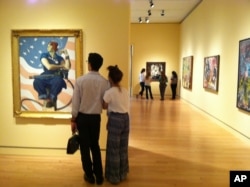 Lukisan 'Rosie the Riveter' di Museum Seni Crystal Bridges di Bentonsville, Arkansas