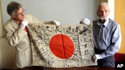 این پرچم تنها یادگار سرباز ژاپنی بود که ۷۳ سال پیش ناپدید شد. روی آن دوستانش آرزوی بازگشتش را کرده بودند. 