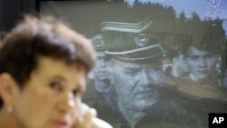Stanovnica Srebrenice Sabra Kolenović prati vijesti o uhićenju Ratka Mladića