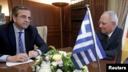 Menteri Keuangan Jerman Wolfgang Schaeuble (kanan) melakukan pembicaraan dengan PM Yunani Antonis Samaras di Athena (18/7).