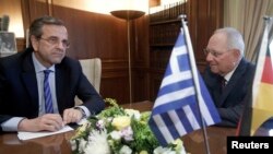 Almanya Maliye Bakanı Wolfgang Schaeuble (sağda) Yunanistan Başbakanı Antonis Samaras ile Atina'da görüşürken 