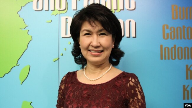 អ្នកស្រី អ៊ាលឹម បូផារី ពលរដ្ឋ​អាមេរិកាំង​ដើម​កំណើត​ខ្មែរ ​ជា​ទន្តពេទ្យ​នៅ​ទីក្រុង Fairfax រដ្ឋ Virginia។ អ្នកស្រី​បាន​អញ្ជើញ​មក VOA កាល​ពី​ថ្ងៃ​ទី​១០ ខែ​មីនា។ (រូបថត៖ ដោយ​ហុង ចិន្តា)