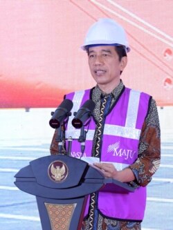 Presiden Joko Widodo dalam acara soft launching Pelabuhan Patimban secara virtual dari Istana Kepresidenan Bogor, Minggu, (20/12). Presiden berharap Pelabuhan Patimban bisa mendorong ekspor produk UMKM (Foto: Courtesy/Biro Setpres)