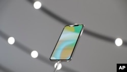 El iPhone X se muestra en la sala de exposición el martes, 12 de septiembre de 2017 en California (AP Photo / Marcio Jose Sanchez)