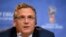អគ្គលេខាធិការ​ FIFA លោក​ Jerome Valcke ថ្លែង​ក្នុង​សន្និសីទ​សារព័ត៌មាន​នៅ​ទីក្រុង ​St. Petersburg ប្រទេស​រុស្ស៊ី​ ថាការ​ស៊ើបអង្កេត​នាពេល​បច្ចុប្បន្ននេះ​ទៅ​លើ​សហព័ន្ធ​បាល់ទាត់ពិភពលោក​ FIFA មិន​បាន​ជួយដល់​ការ​សម្រេច​បាន​កិច្ចព្រមព្រៀង​ថ្មី​ជាមួយ​អ្នក​ឧបត្ថម្ភ​ទេ (រូបថត៖២៤ កក្កដា ២០១៥)។