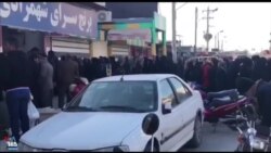 کمبود کالاهای اساسی مردم برای خرید «شکر» در بندر گناوه صف کشیدند