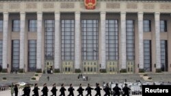 一队武警在北京人大会堂前行进 （资料照片）