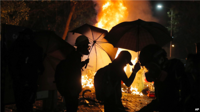 香港反送中人士去年11月占领中文大学期间与警方发生激烈冲突(资料照片)