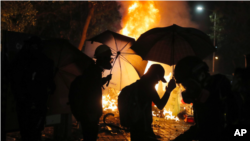 香港反送中人士去年11月占领中文大学期间与警方发生激烈冲突(资料照片)