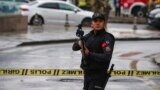 Pripadnik turskih snaga sigurnosti čuva stražu u blizini zatvorenog područja nakon eksplozije u Ankari, u nedjelju, 1. oktobra 2023.