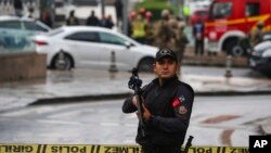 Anggota pasukan keamanan Turki berjaga di dekat lokasi ledakan di Ankara, pada 1 Oktober 2023. (Foto: AP/Ali Unal)