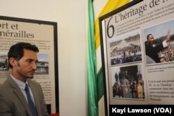 Mike Prior, directeur des Affaires publiques de l'ambassade américaine devant une affiche de l'exposition sur Martin Luther King à Lomé, à Lomé, au Togo, le 26 janvier 2018. (VOA/Kayi Lawson)