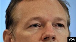 Pengadilan Swedia mengeluarkan surat penangkapan bagi Julian Assange terkait tuduhan dalam kasus perkosaan.