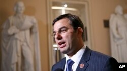 Anggota DPR dari partai Republik, Justin Amash, memberikan komentar kepada pers terkait kegagalan untuk mengamandemen program pengumpulan data telepon warga AS melalui NSA di Gedung DPR, Washington DC (24/7).