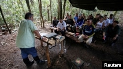 Marco Leon Calarcá, (T ) là thành viên của Các lực lượng vũ trang cách mạng Colombia ( FARC ), nói chuyện với các thành viên của FARC tại một khu trại để chuẩn bị cho kì đại hội sắp tới, nhằm phê chuẩn một thỏa thuận hòa bình với chính phủ, gần El Diamante, Yari Plains, Colombia, tháng 09. 